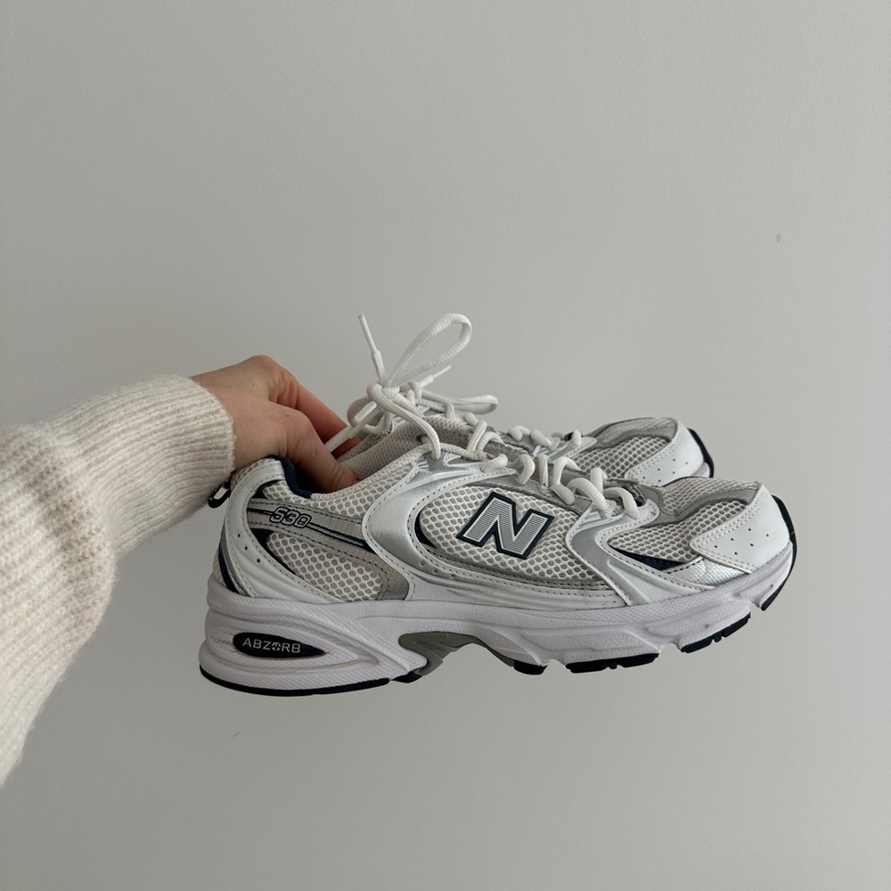 New Balance Classic White and Gray Running Shoes 530 US 7.5 - excellent